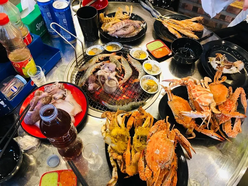 Quán ăn ngon Cát Bà Ốc Ba Tàu với buffet hải sản tự chọn