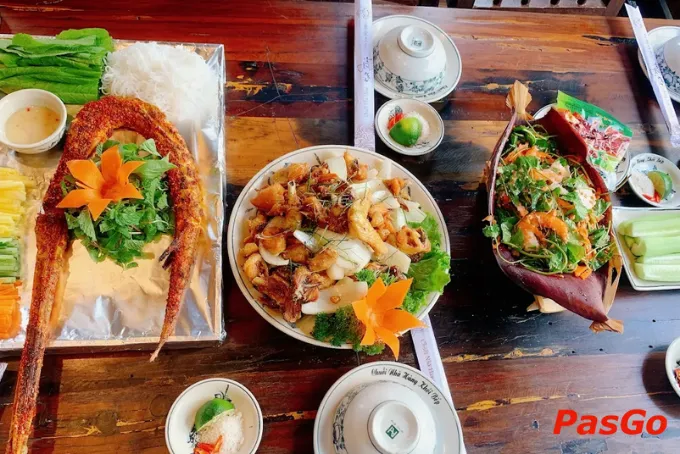 Mẹt gà ta và các món Việt đậm đà tại Khói Bếp 2 Linh Đàm