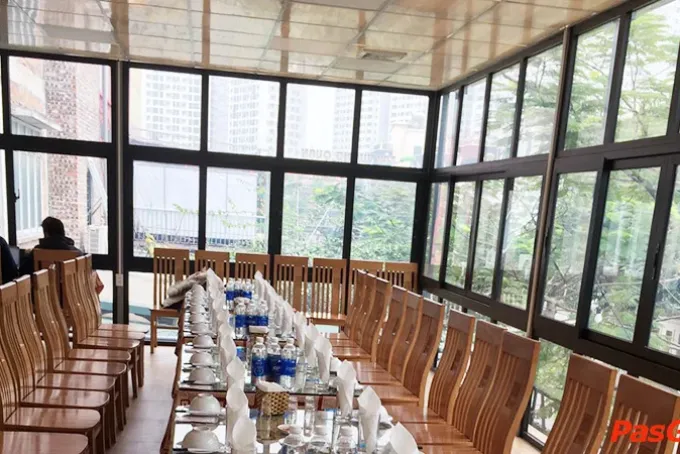 Sảnh tiệc rộng rãi với trang trí sang trọng tại Hồng Hạc