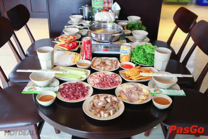 Nồi lẩu bò nhúng dấm với rau sống và bánh tráng