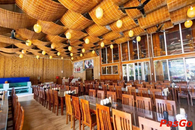 Nhà sàn gỗ truyền thống ấm cúng, quán ăn ngon Mộc Châu