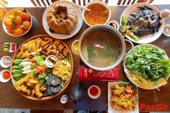 Đặc sản dân tộc gà đồi, cá nướng, măng đen, nộm hoa chuối