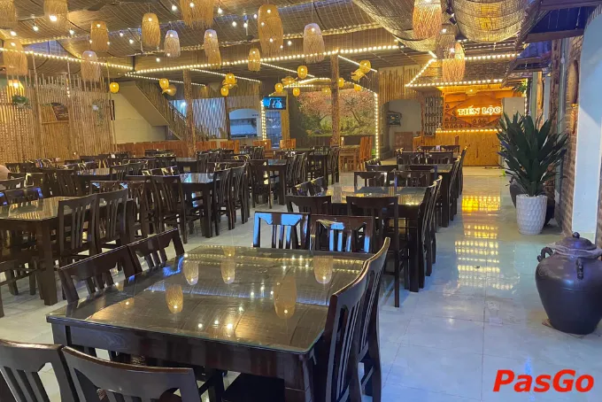 Không gian rộng thoáng, quán ăn ngon Mộc Châu phong cách hiện đại