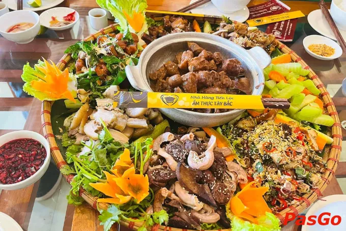 Mẹt đồ ăn đa dạng cho nhóm đông tại quán ngon Mộc Châu Tiến Lộc