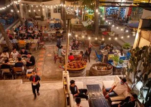 PIT STOP Food Court là quán ăn trưa ngon ở Mũi Né được nhiều du khách yêu thích