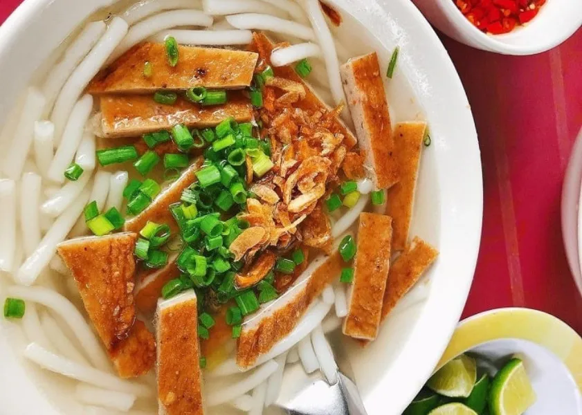Bánh canh chả cá Cô Xí là quán ăn sáng ngon ở Mũi Né được nhiều thực khách yêu thích
