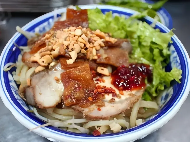 Cao lầu Bà Bé ăn cùng thịt quay thơm ngon, nước trộn đậm đà