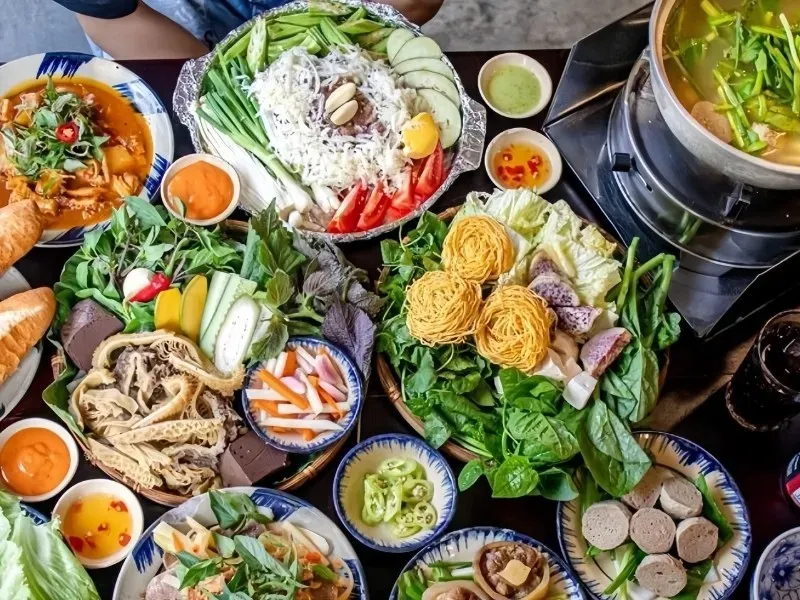 Tiệm Lẩu Bò Hai Mươi luôn đông khách