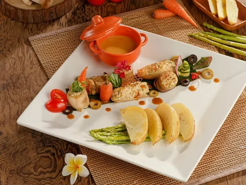 Quán Chay An Nhiên có món ăn ngon miệng được trang trí đẹp mắt