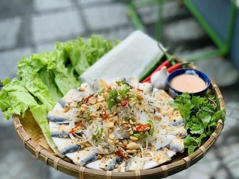 Gỏi cá trích Hội An lát mỏng ướp gia vị thơm ngon