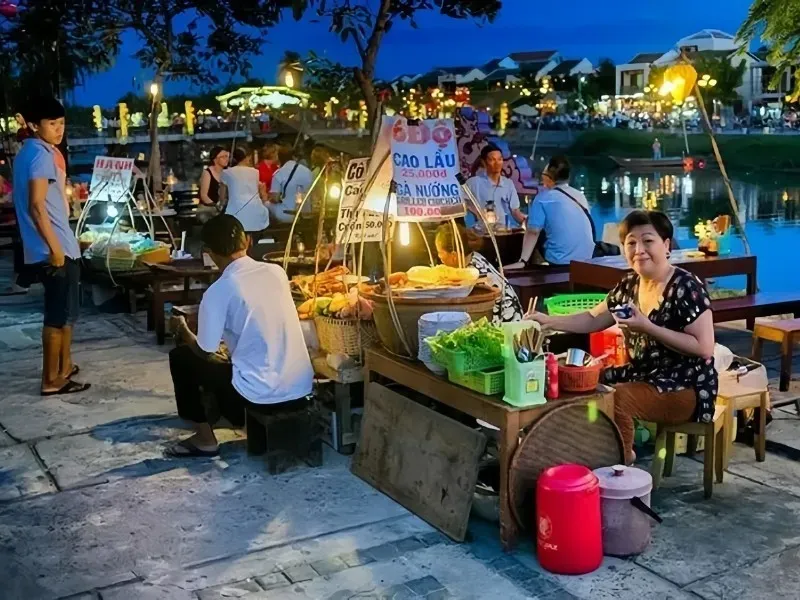 Chợ đêm là nơi bạn có thể tham quan và thưởng thức nhiều món ăn thơm ngon