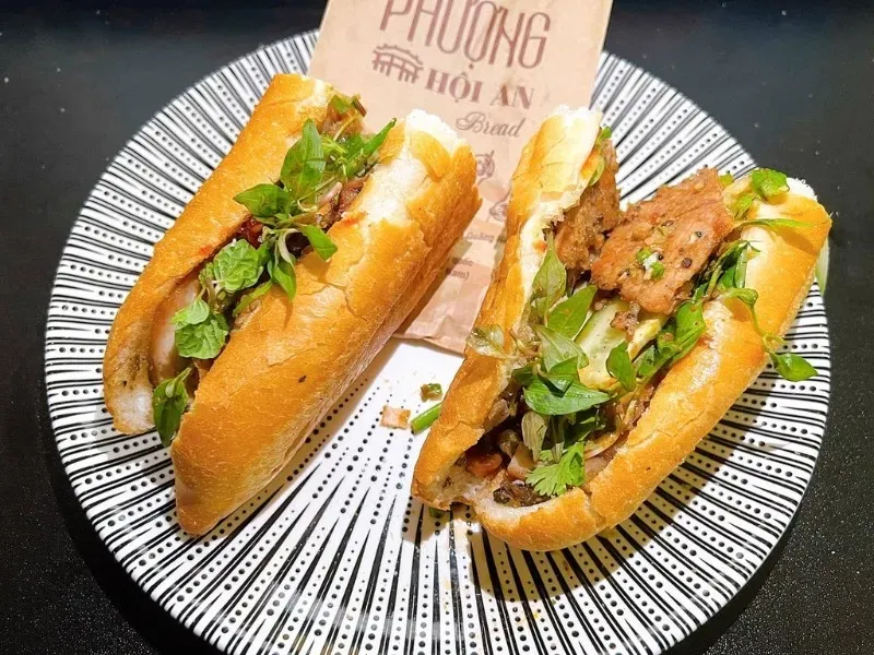 Bánh Mì Phượng có phần nhân đa dạng kèm với nước sốt đậm đà bí truyền