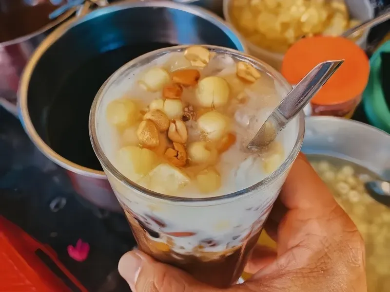 Chè Thưng Cô Lệ là một quán chè bình dân nổi tiếng tại Hội An