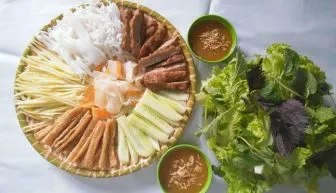 Mẹt nem nướng đầy màu sắc với nem, ram giòn và các loại rau ăn kèm tươi mát