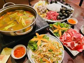 Nồi lẩu ốc truyền thống với nước dùng sóng sánh và những con ốc nhồi béo ngậy