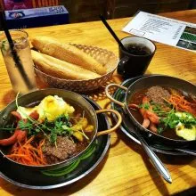 Chảo bánh mì đầy đặn với nước sốt sánh mịn và nhiều loại topping chất lượng