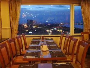 Quầy line buffet rộng lớn với hàng trăm món ăn từ Á sang Âu đẳng cấp