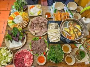 Nồi nước dùng bò nhúng dấm trong veo cùng mẹt thịt bò tươi đỏ mọng