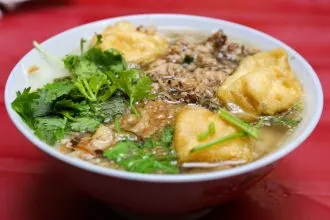 Bát bánh đúc nóng hổi tỏa hương thơm nhẹ của hành phi và thịt băm xào