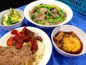 Mẹt xôi đầy ắp các loại thịt kho, pate và trứng ốp la béo ngậy