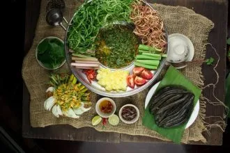 Mẹt đồ ăn miền Tây đầy đặn với bánh tráng Trảng Bàng và rau rừng tươi ngon