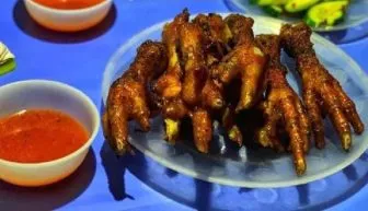 Đĩa chân gà nướng vàng ruộm tỏa hương thơm đặc trưng của mật ong và than hoa