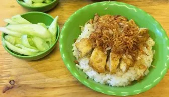 Bát xôi bốc khói nghi ngút với topping sườn và hành phi giòn rụm bắt mắt