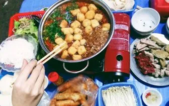 Nồi lẩu riêu cua đầy đặn với lớp gạch cua dày và bắp bò tươi rói