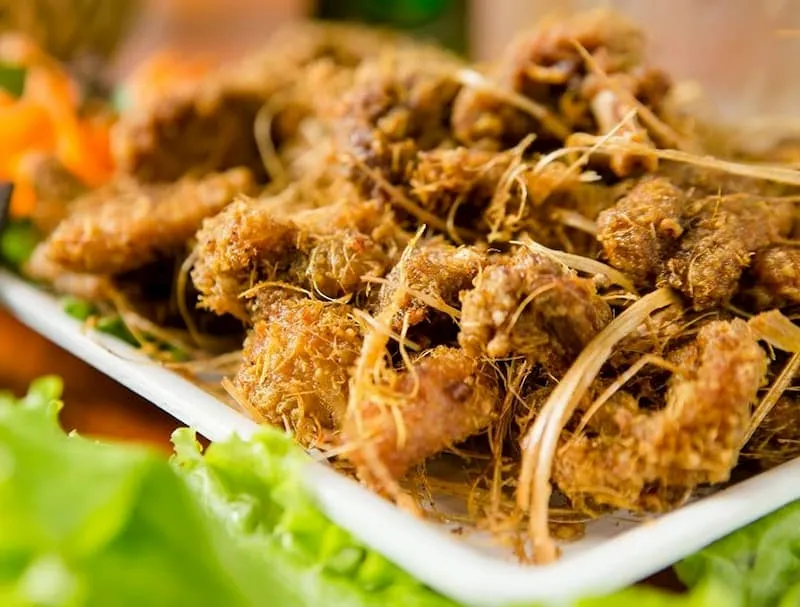 Món vịt nướng trứ danh với lớp da nâu bóng, thơm mùi mật ong và gia vị