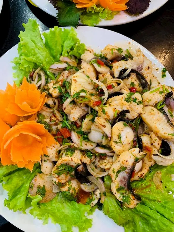 Món ăn bắt mắt tại Mộc Quán với sự sắp xếp tinh tế, khơi gợi vị giác của thực khách