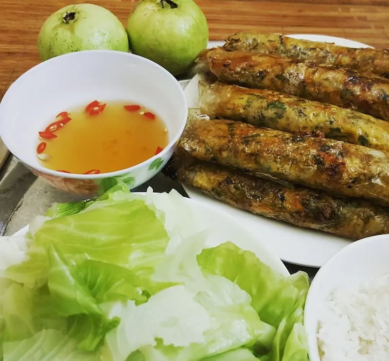 Món gà giòn cay tại Rose với lớp vỏ vàng ruộm, bên trong mọng nước