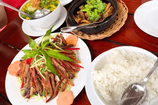 Không gian bên trong nhà hàng Sao Hôm được bài trí tinh tế và vô cùng ấm cúng cho thực khách