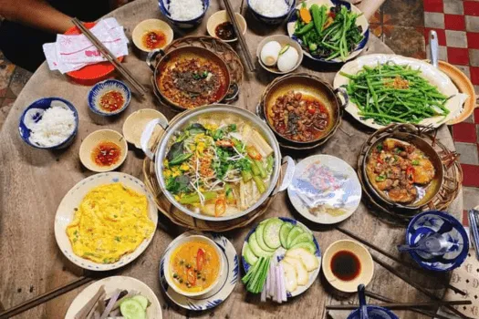 Mâm cơm gia đình chuẩn vị miền Tây với nhiều món ăn truyền thống tại Quán Hồi Đó