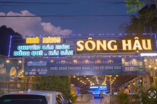 Không gian sân vườn rộng lớn phù hợp cho các buổi tiệc tất niên tại nhà hàng Sông Hậu