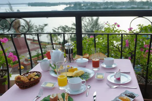 Toàn cảnh view bến Ninh Kiều lung linh về đêm nhìn từ vị trí của L'Escale Sky Garden