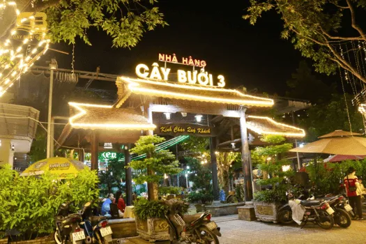 Không gian xanh mát tại quán ăn view đẹp cần thơ Cây Bưởi với lối kiến trúc gần gũi thiên nhiên