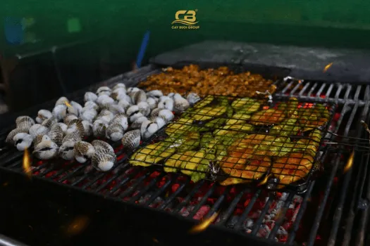 Món bánh khọt đặc sản tại hệ thống nhà hàng Cây Bưởi Cần Thơ với màu sắc vàng ươm hấp dẫn