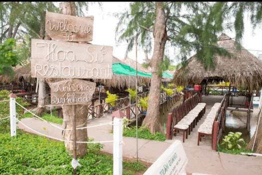 Toàn cảnh không gian sân vườn thoáng đãng tại nhà hàng Hoa Sứ ngay bên cạnh dòng sông Hậu