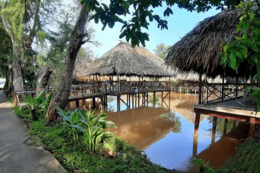 Đặc sản cá lóc nướng trui trình bày đẹp mắt trên mẹt tre truyền thống tại nhà hàng Hoa Sứ