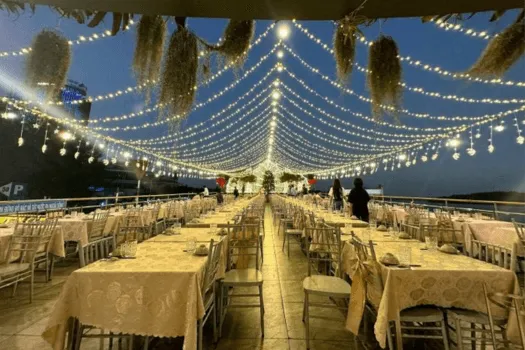 Không gian nội thất đẳng cấp bên trong nhà hàng Du Thuyền sẵn sàng phục vụ các bữa tiệc lớn