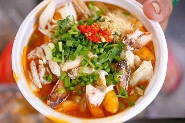 Không gian quán ăn tự phục vụ hiện đại với quầy trưng bày đa dạng món ăn