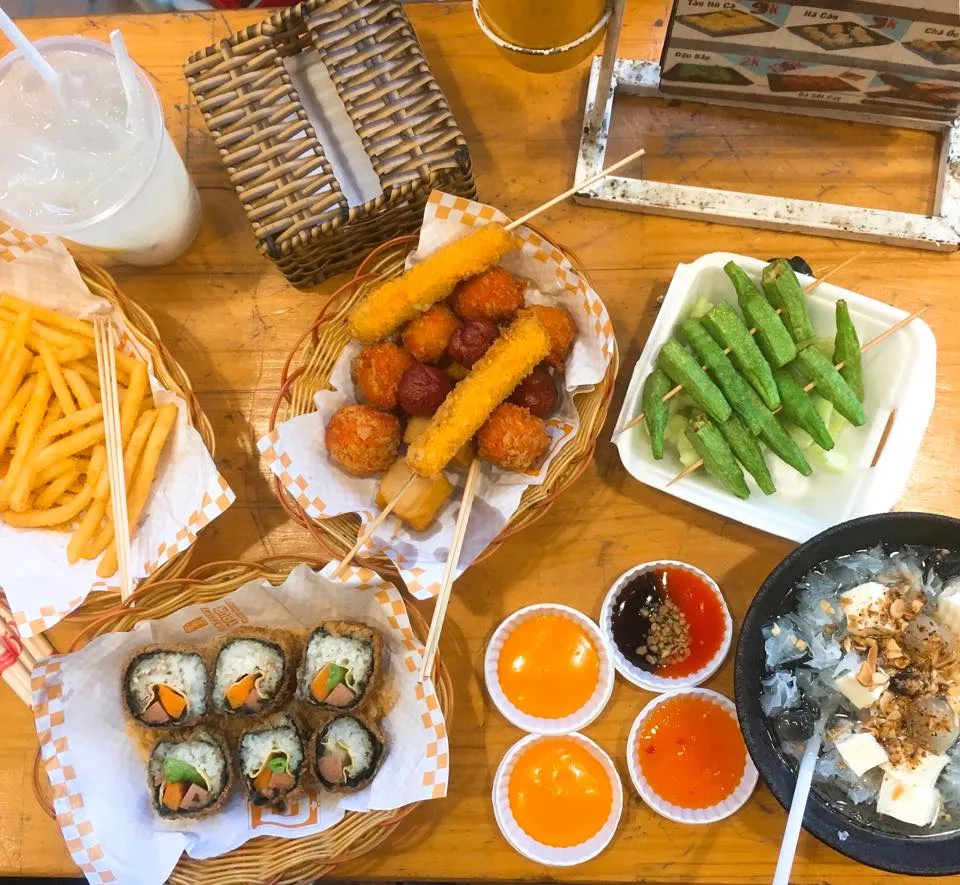 Những món ăn vặt được bày biện kích thích vị giác tại một góc quán ăn ngon ở lai châu