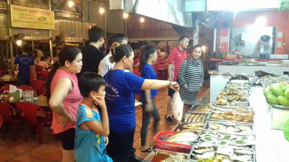 Quán Cát Biển với không gian ven sông