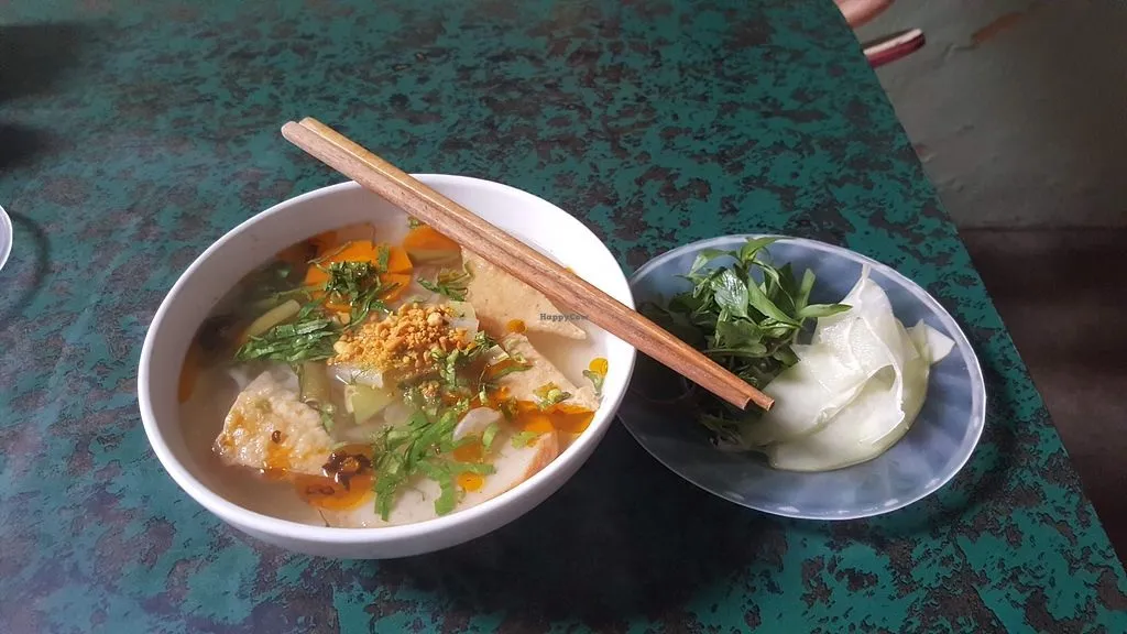 Bạn có thể tận hưởng những món ăn thơm ngon và hòa mình vào không gian thanh bình của quán chay Hoa