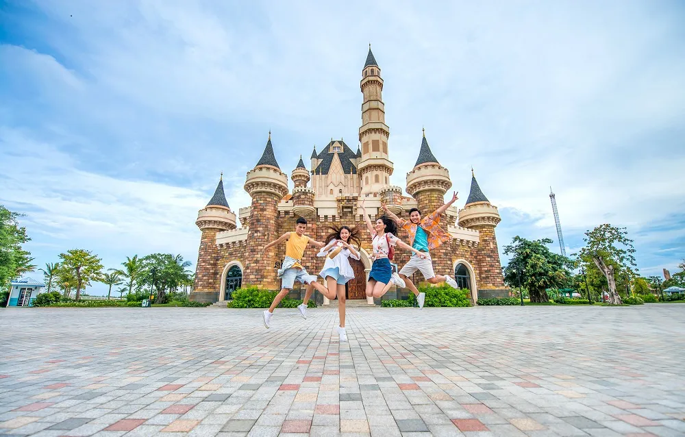 VinWonders khong chi la cong vien giai tri ma con la mot cuoc hanh trinh vuot thoi gian va khong gian