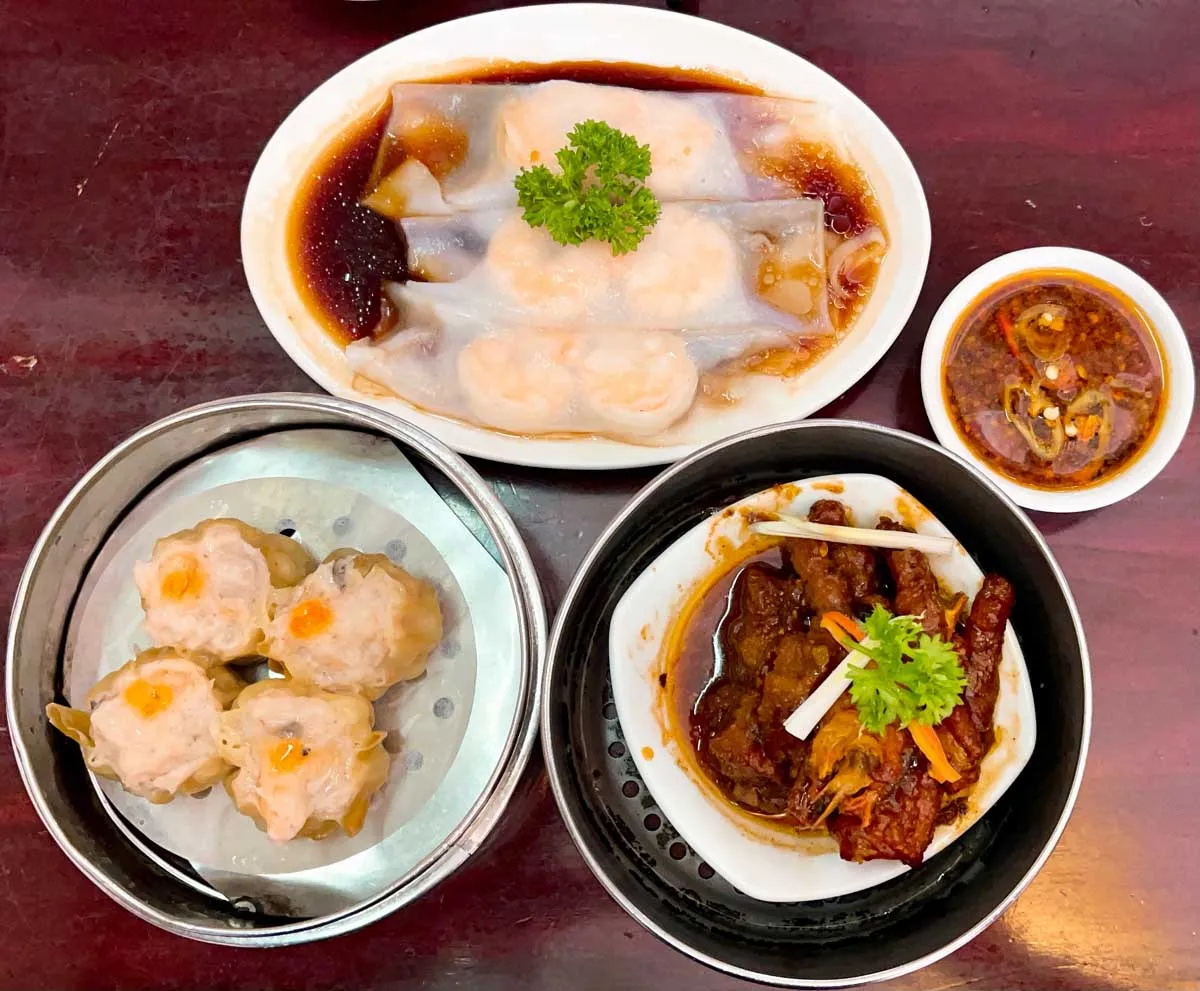 Dàn xửng hấp dimsum tầng tầng lớp lớp tại điểm tâm Tiến Phát