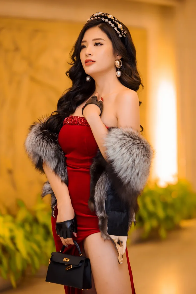 Hoa hậu Phan Hoàng Thu lên tiếng chỉ trích gay gắt hành động khoe thân bất chấp của cô gái