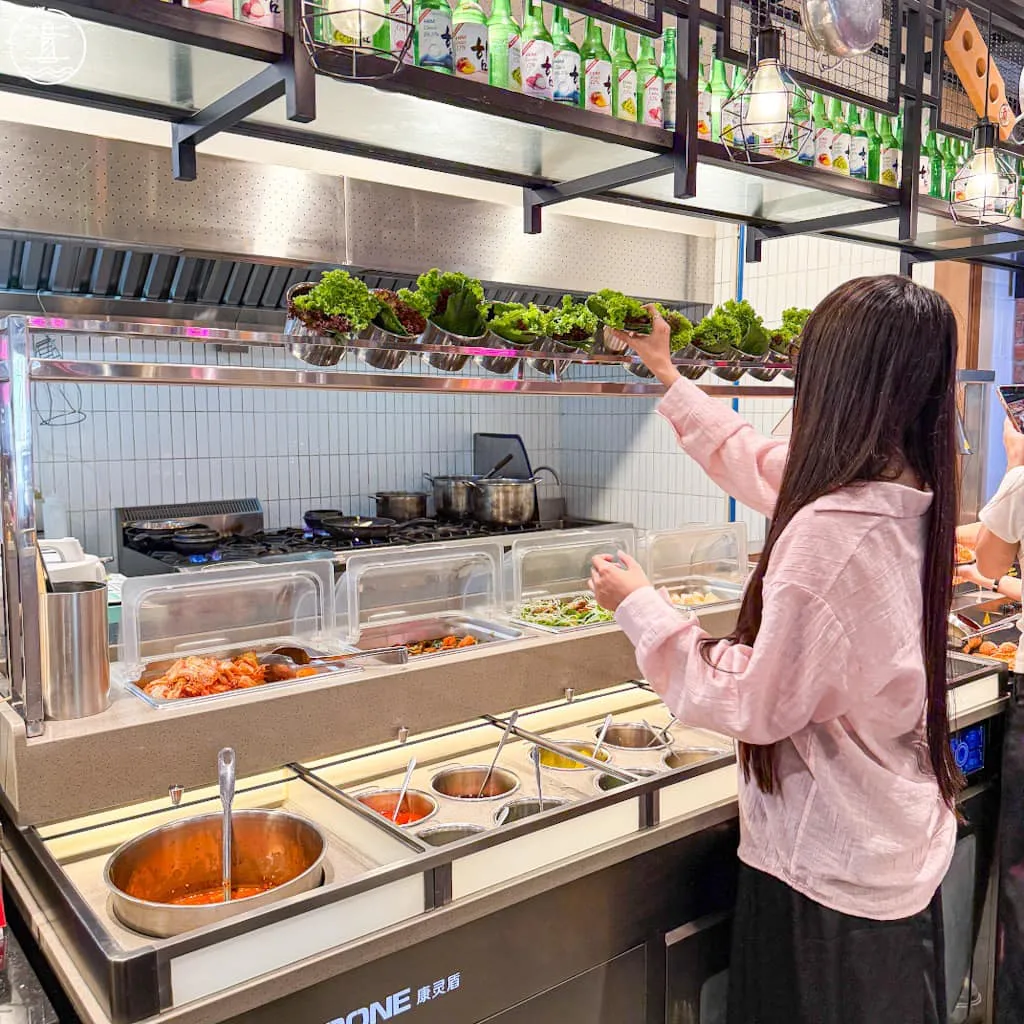 Không gian ấm cúng với bàn nướng than tại K-PUB