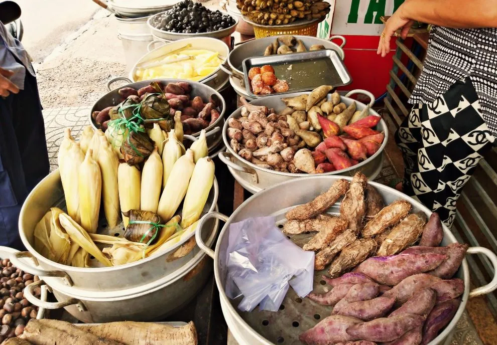 Các món ăn nhẹ đơn giản như khoai luộc và bắp luộc