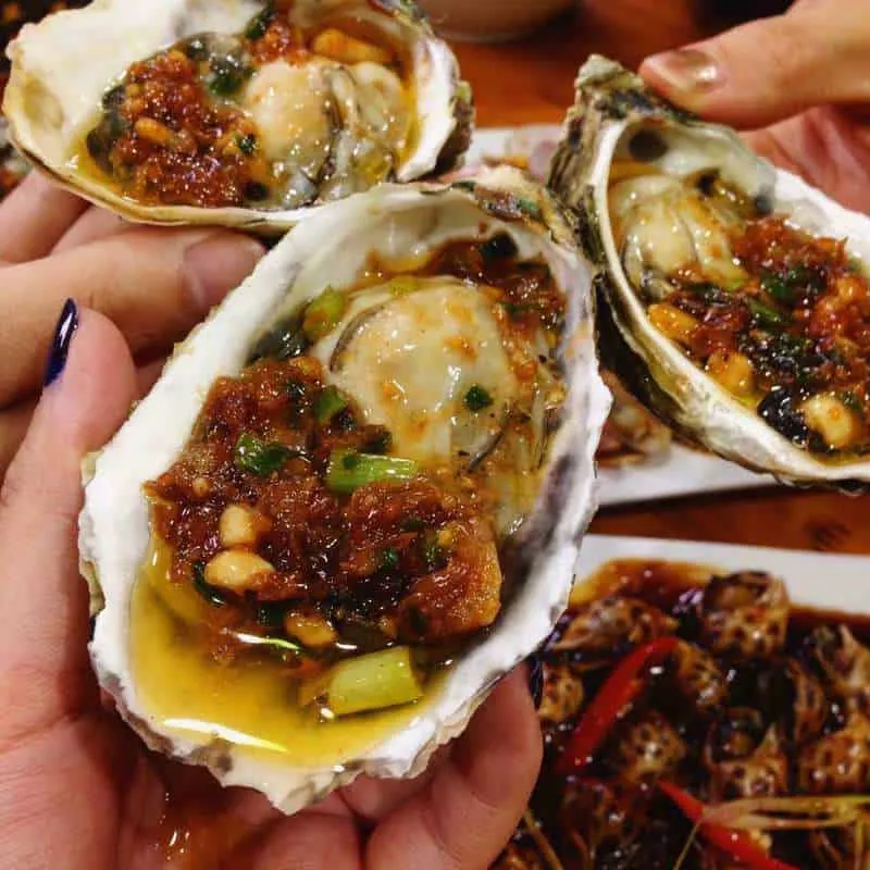 Hàu nướng mỡ hành tại Mới Quán, đường Núi Thành Đà Nẵng